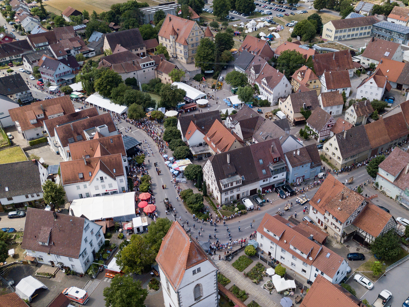 Luftaufnahme von der Ortsmitte Hirrlingen während des Umzugs am Jubiläumswochenende im Juli 2022