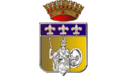 Ein Wappen mit einer gekrönten rot-goldenen Krone oben, darunter drei goldene Lilien auf blauem Hintergrund und eine Figur in Rüstung, die einen Stab und einen Schild hält, auf einem zweifarbigen gold-braunen Hintergrund.