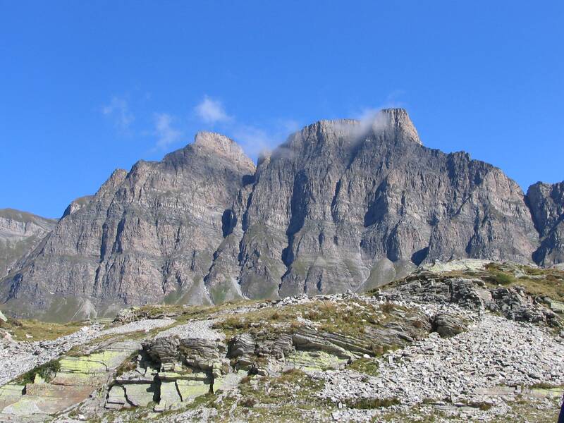 Eine felsige Berglandschaft mit imposanten Gipfeln unter einem klaren, blauen Himmel.