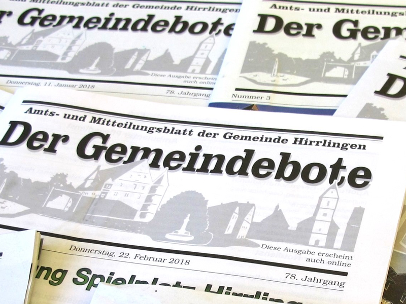 Mehrere Ausgaben des „Gemeindeboten“, einer Amts- und Mitteilungszeitschrift der Gemeinde Hirrlingen, liegen gestapelt übereinander.